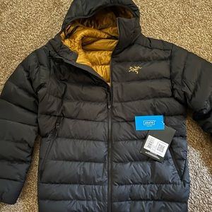 New with tags Arc’teryx 24 karat gold parka. Large